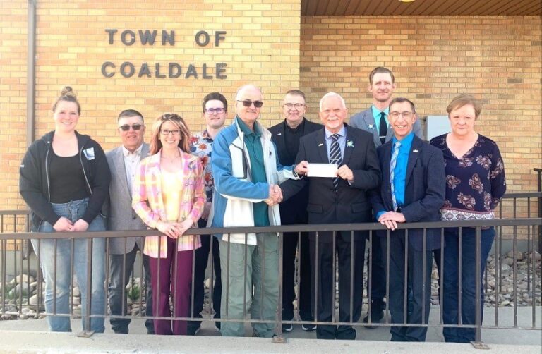 Cheque Presentation for Donation Towards Coaldale Recreation Facility Cheque Presentation for Donation Towards Coaldale Recreation Facility
