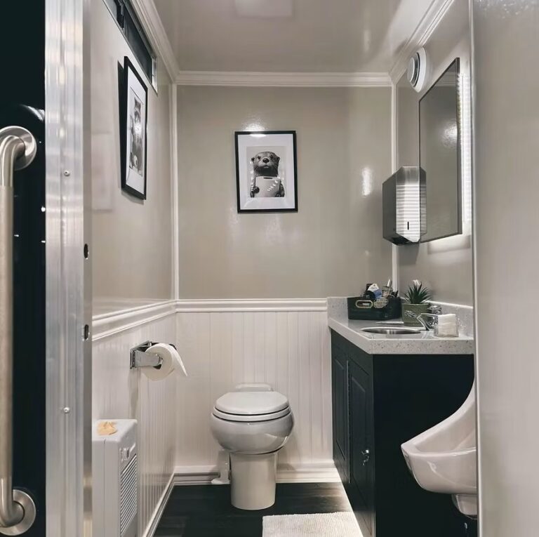 Pretty Potties interior toilet urnal 1416x2048 1 768x765